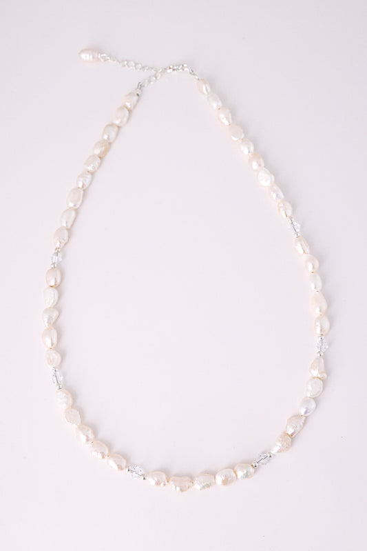 שרשרת ALAMOR QUARTZ SILVER, פניני בארוק לבנות בשילוב קוורץ שקוף, מונחת שטוח על רקע בהיר.