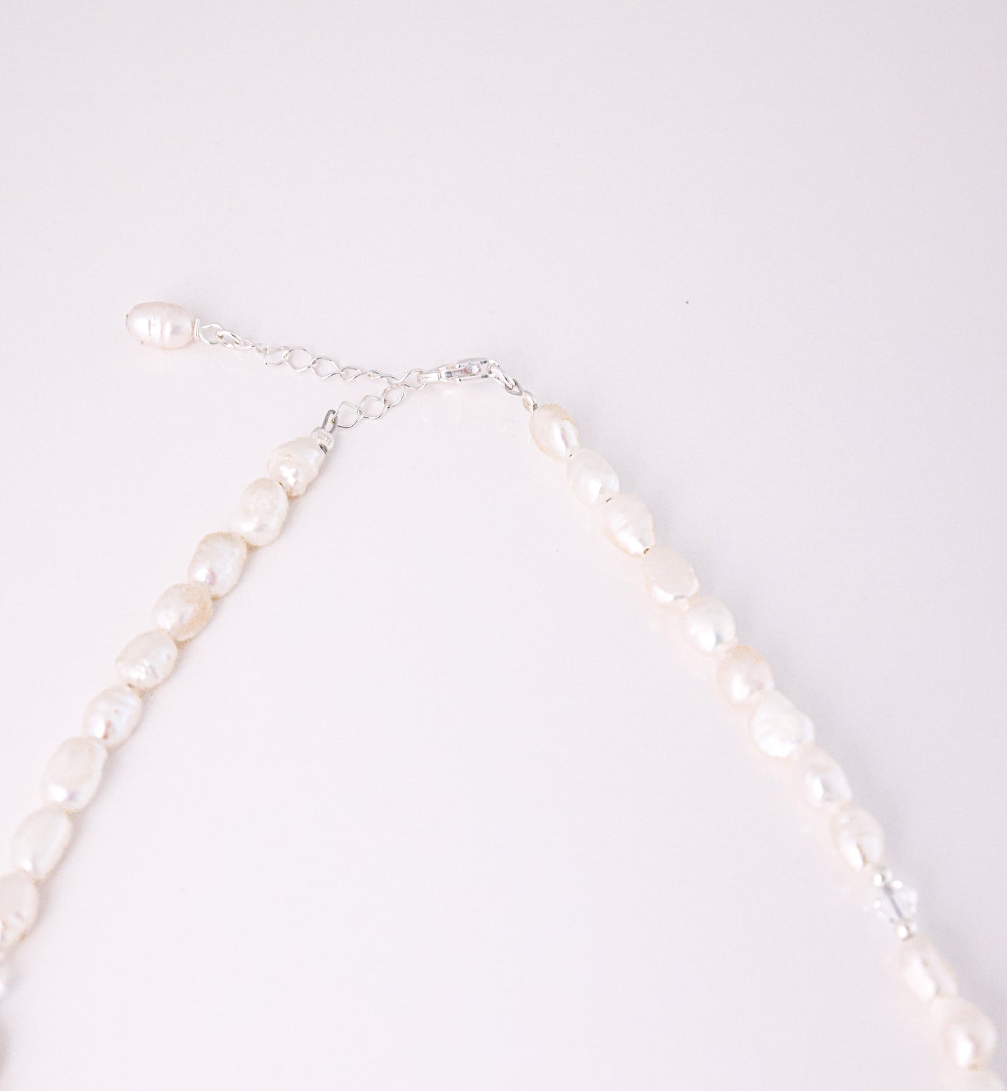 שרשרת ALAMOR כסף עם פנינים, תקריב על סוגר הלובסטר ושרשרת הארכה עם פנינה קטנה.