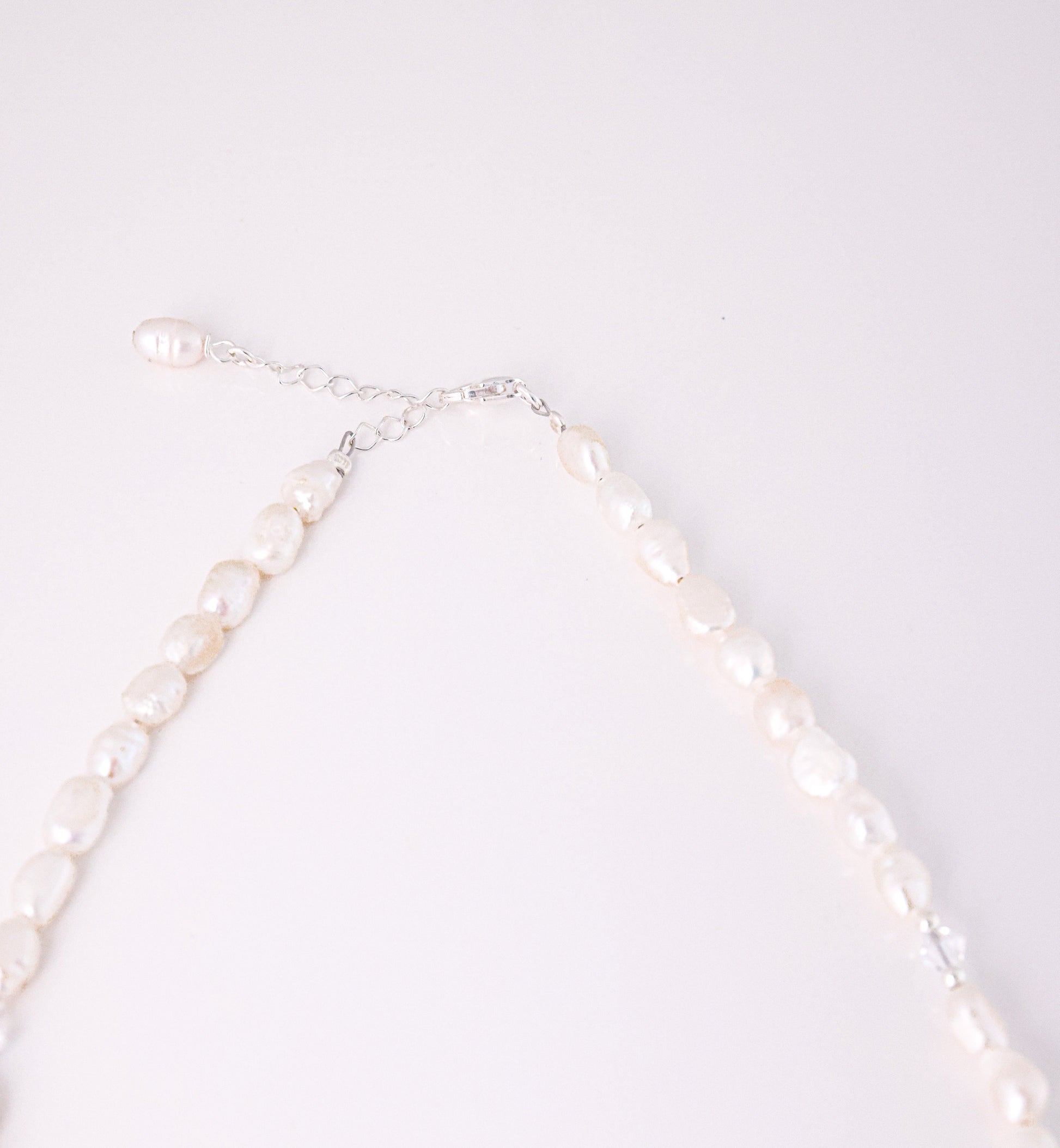 שרשרת ALAMOR כסף עם פנינים, תקריב על סוגר הלובסטר ושרשרת הארכה עם פנינה קטנה.