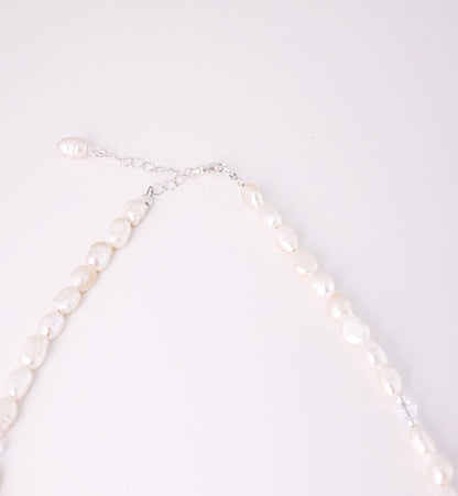 שרשרת ALAMOR כסף עם פנינים, תקריב על סוגר הלובסטר ושרשרת הארכה עם פנינה קטנה.