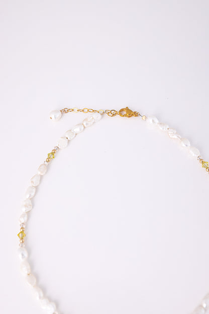 שרשרת ALAMOR YELLOW GOLD, תקריב על סוגר הזהב ושרשרת הארכה עם פנינה. פניני בארוק וקריסטלים צהובים.