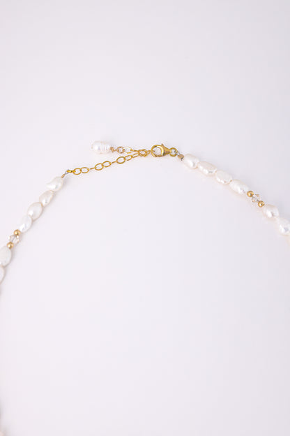 שרשרת ALAMOR BEIGE GOLD, מבט תקריב על סוגר הזהב ושרשרת ההארכה עם פנינים לא סדירות וחרוזי זהב.