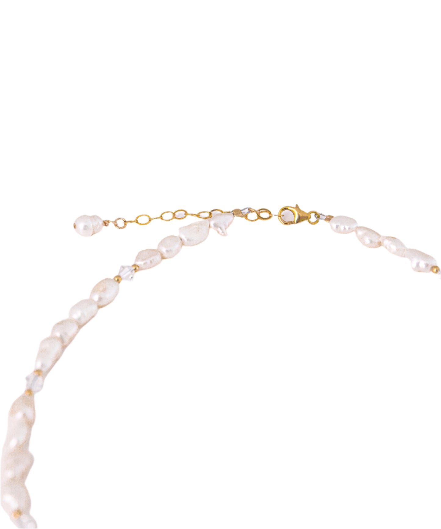 שרשרת ALAMOR QUARTZ GOLD, תקריב על סוגר הזהב ושרשרת הארכה עם פניני בארוק.