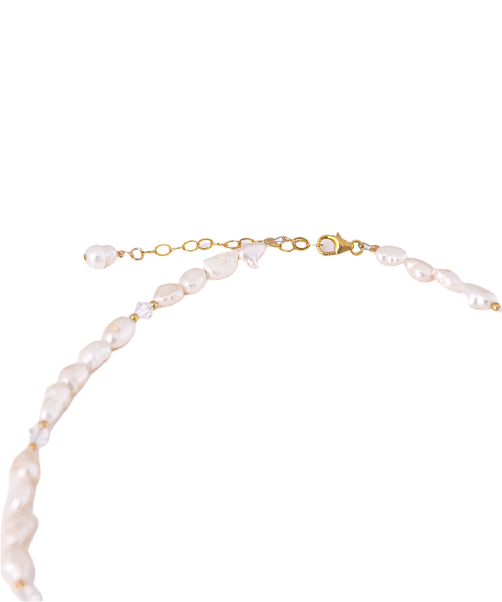 שרשרת ALAMOR QUARTZ GOLD, תקריב על סוגר הזהב ושרשרת הארכה עם פניני בארוק.