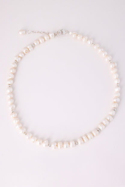 שרשרת GEFEN מפניני מים מתוקים לא סימטריות וחרוזי כסף קטנים. צילום מלמעלה על רקע בהיר, מציג את סוגר הלובסטר ושרשרת ההארכה.