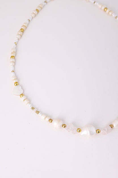 שרשרת LIHI פנינים טבעיות, חרוזי זהב, אבני קוורץ ונגיעת לב אם-הפנינה, תקריב מלמעלה על רקע לבן.