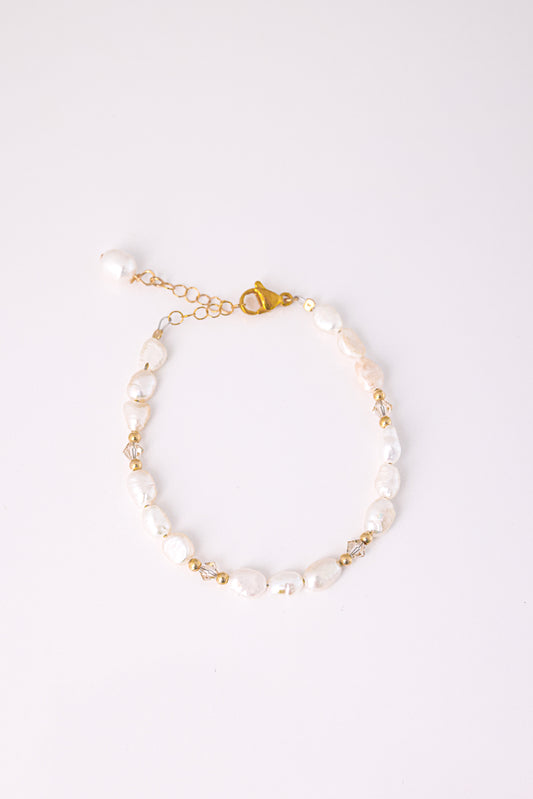 צמיד ALAMOR BEIGE GOLD: פניני בארוק טבעיות, חרוזים מוזהבים וקריסטל, מבט מלמעלה על רקע לבן.