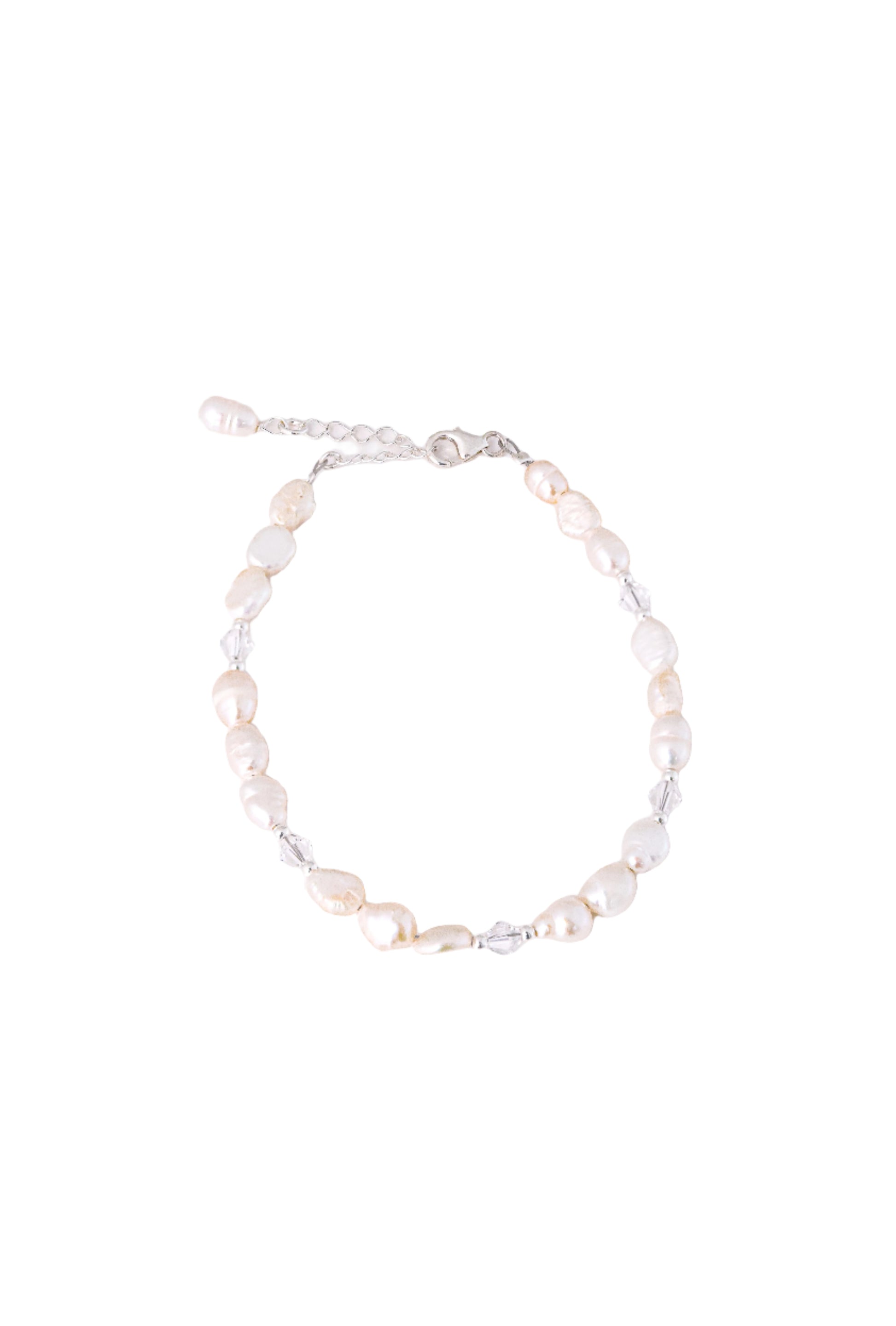 צמיד ALAMOR QUARTZ SILVER, מורכב מפניני בארוק וחרוזי קוורץ שקופים. מבט תקריב על סוגר ושרשרת הארכה מכסף.