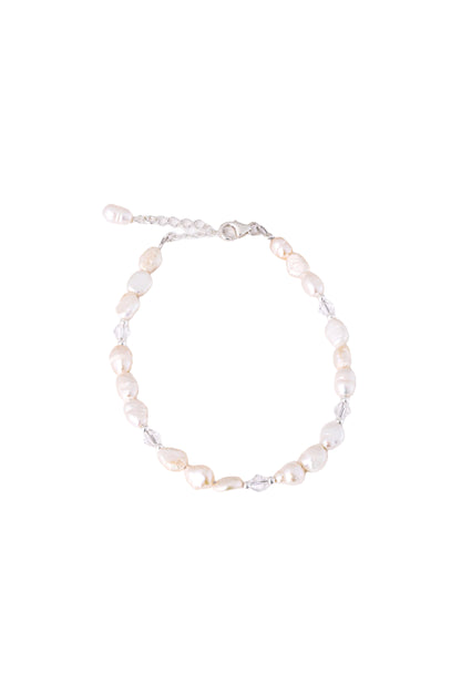 צמיד ALAMOR QUARTZ SILVER, מורכב מפניני בארוק וחרוזי קוורץ שקופים. מבט תקריב על סוגר ושרשרת הארכה מכסף.