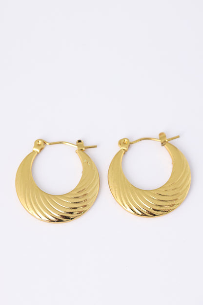 עגילי MIKA EARRINGS מזהב, בצורת סהר עם טקסטורת פסים מעוגלים, צולמו בתקריב על רקע לבן.