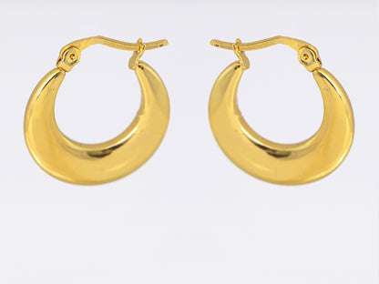 עגילי ÉLENA זהב של Lidi, חישוקים עבים מבריקים בצורת סהר, מבט חזיתי על מנגנון סגירה מפרקי.