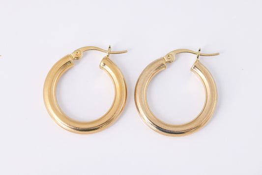 עגילי AMIT GOLD M, זוג חישוקי זהב עבים וחלקים, במבט מלמעלה על רקע לבן בוהק.