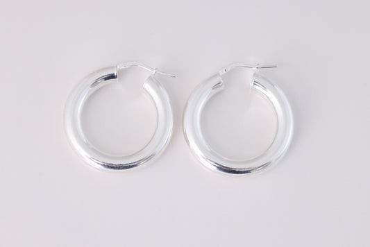 עגילי AMIT EARRINGS M, חישוקים עבים מכסף מבריק מונחים זה לצד זה, מראה עילי המציג את הסוגר והברק.