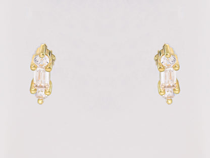 זוג עגילי YUVAL EARRINGS זהב יוקרתיים, משובצים אבני באגט קלאסיות ואבנים עגולות, צילום חזיתי על רקע בהיר.