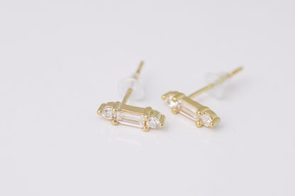 עגילי YUVAL EARRINGS מזהב, משובצים באבני באגט ועגולות, תקריב על העיצוב על רקע לבן.