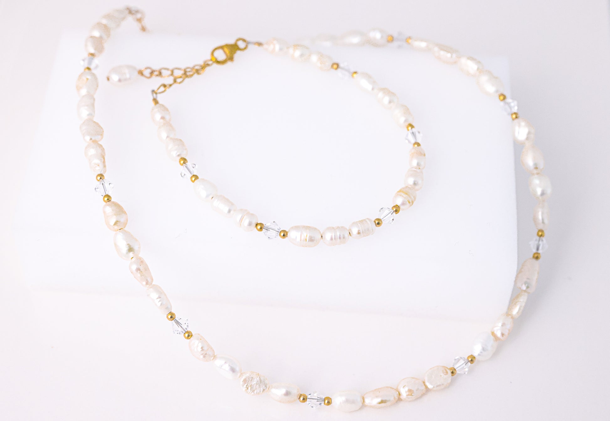 שרשרת ALAMOR QUARTZ GOLD מפנינים א-סימטריות וקוורץ שקוף, עם חרוזי זהב ואבזם גלוי, מבט על.