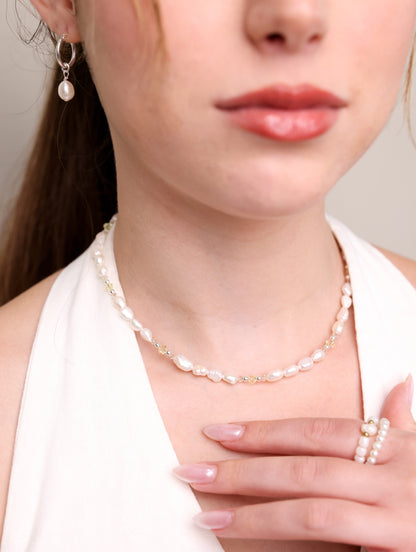 תקריב על דוגמנית עם מחרוזת ALAMOR YELLOW SILVER מפניני בארוק, חרוזים צהובים וכסף. עגיל חישוק כסף וטבעות פנינים.