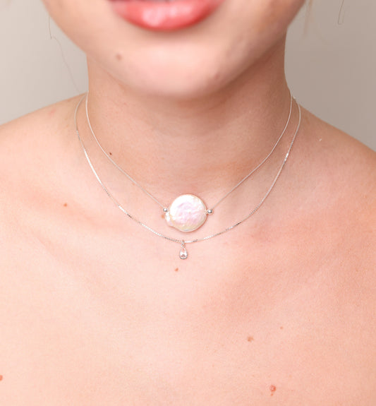 שרשרת DANI כסף שכבות על צוואר דוגמנית, פנינה בארוק שטוחה עם טיפת קריסטל עדינה.