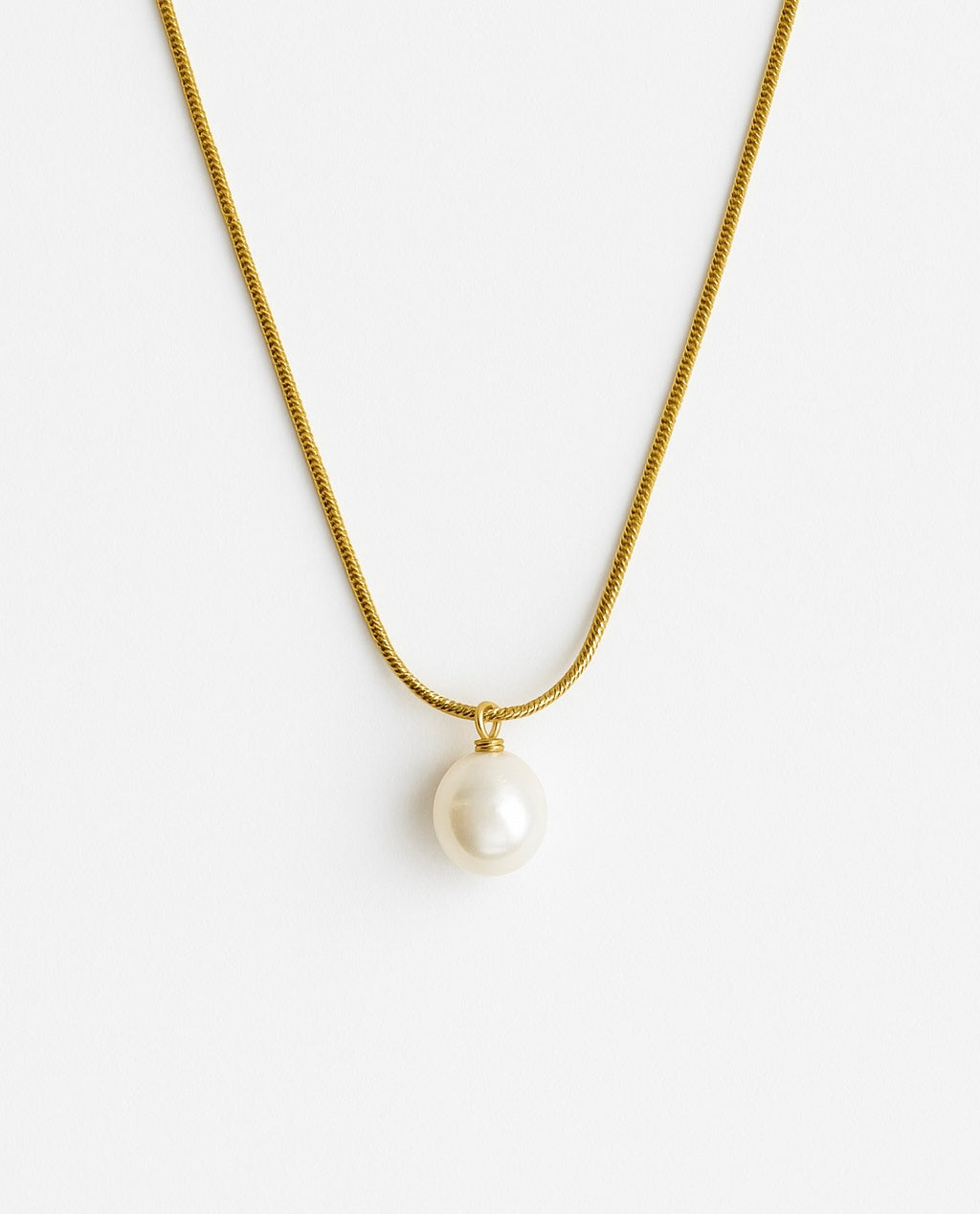 שרשרת ALUR זהב, שרשרת נחש עדינה עם תליון פנינה עגולה בוהקת, מצולמת על רקע לבן.