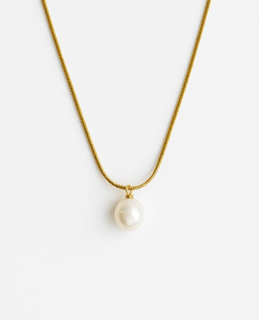 שרשרת ALUR זהב, שרשרת נחש עדינה עם תליון פנינה עגולה בוהקת, מצולמת על רקע לבן.