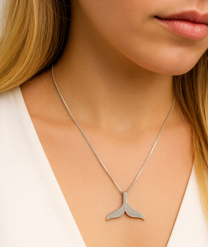שרשרת SEAZARK כסף יוקרתית, תליון זנב לוויתן משובץ, על צוואר דוגמנית, מבט תקריב.