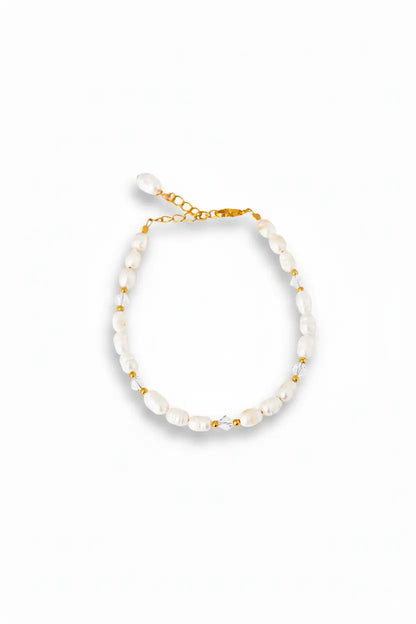 צמיד ALAMOR QUARTZ GOLD מפניני מים מתוקים, חרוזי זהב וקוורץ שקוף, עם אבזם ושרשרת הארכה, מצולם מלמעלה על רקע לבן.