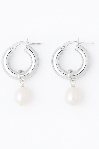 עגילי "PEARL S SILVER" כסף, חישוקים עבים מבריקים ופנינים תלויות, צילום מוצר מזווית ישרה.