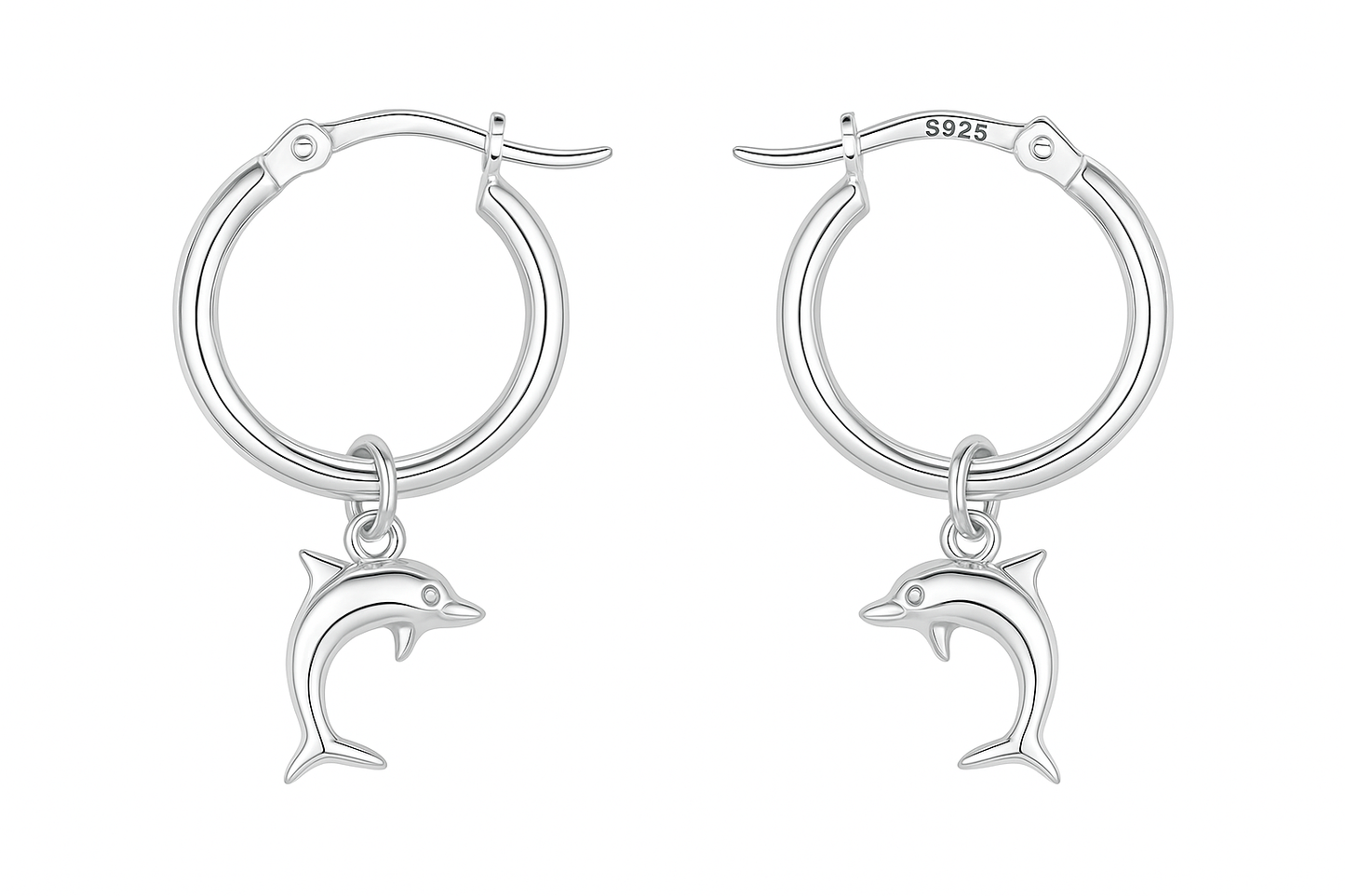 עגילי חישוק SILVER DOLPHIN מכסף 925, עם תליוני דולפין מבריקים. צילום פרונטלי ברור על רקע לבן.
