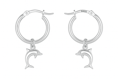 עגילי חישוק SILVER DOLPHIN מכסף 925, עם תליוני דולפין מבריקים. צילום פרונטלי ברור על רקע לבן.