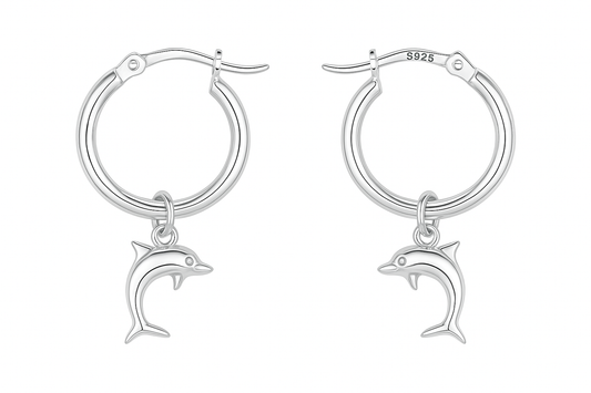 עגילי חישוק SILVER DOLPHIN מכסף 925, עם תליוני דולפין מבריקים. צילום פרונטלי ברור על רקע לבן.
