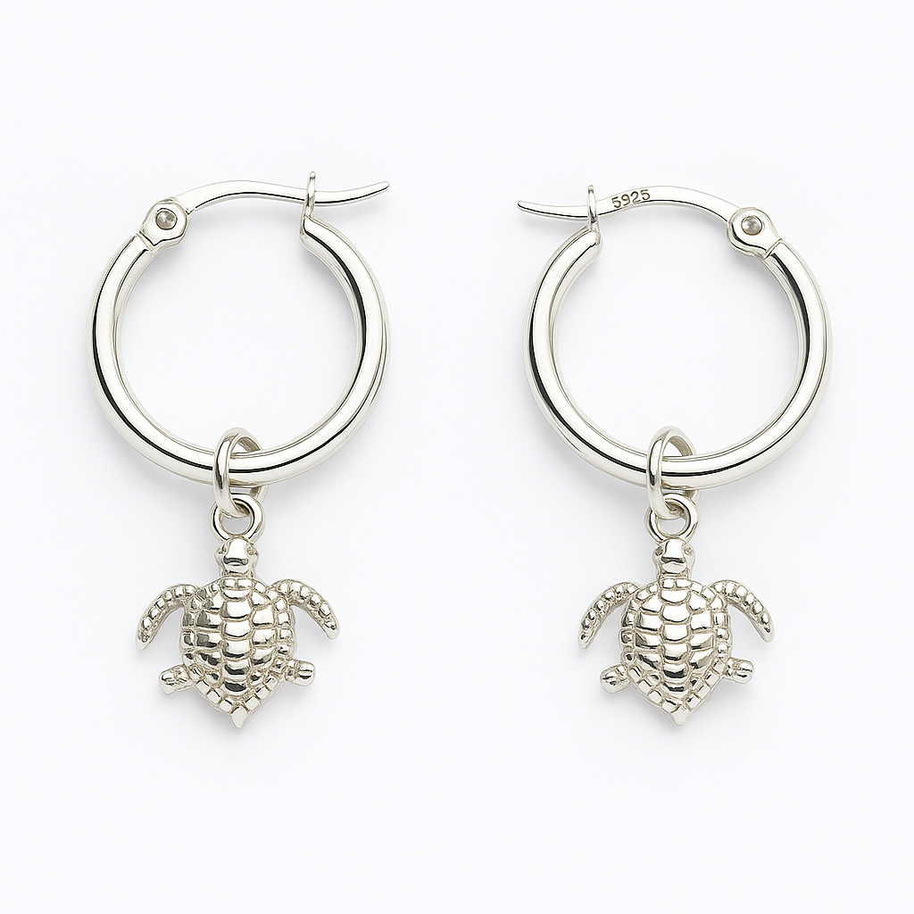 עגילי חישוק כסף עם תליוני צב תלת-ממדיים, תקריב של הדגם וחותמת S925 על רקע לבן.