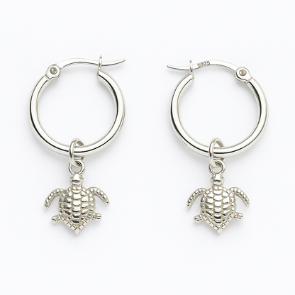 עגילי חישוק כסף עם תליוני צב תלת-ממדיים, תקריב של הדגם וחותמת S925 על רקע לבן.