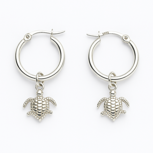 עגילי חישוק כסף עם תליוני צב תלת-ממדיים, תקריב של הדגם וחותמת S925 על רקע לבן.