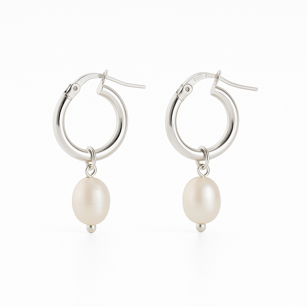 עגילי PEARL XS SILVER, חישוקי כסף מבריקים עם פנינה אובלית תלויה וחותמת 'READ POD'. מבט קדמי בתקריב על רקע לבן.