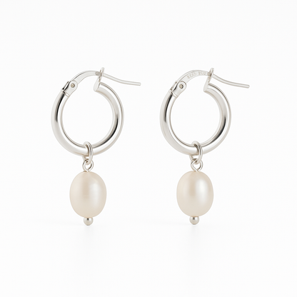 עגילי PEARL XS SILVER, חישוקי כסף מבריקים עם פנינה אובלית תלויה וחותמת 'READ POD'. מבט קדמי בתקריב על רקע לבן.