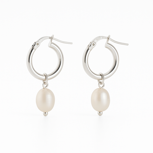 עגילי PEARL XS SILVER, חישוקי כסף מבריקים עם פנינה אובלית תלויה וחותמת 'READ POD'. מבט קדמי בתקריב על רקע לבן.