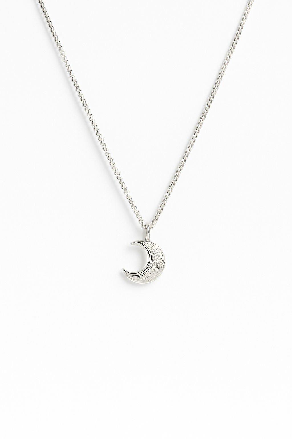 שרשרת MOON כסף, תליון ירח בגימור מוברש עדין, מצולמת מלמעלה על רקע לבן.