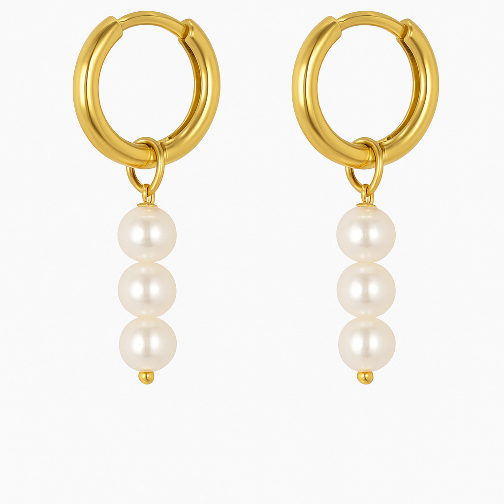 עגילי ALIN חישוקי זהב, שלוש פנינים מדורגות ונקודת זהב קטנה, צילום חזיתי על רקע לבן.