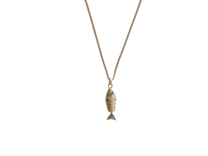 שרשרת POISSON מזהב עם תליון דג בעל מרקם קשקשים בולט ועין אדומה, תלויה על רקע כחול כהה.