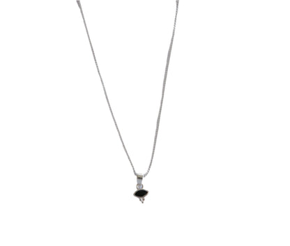 שרשרת MOL NECKLACE כסף עדינה, עם תליון אבן שחורה חלקה ובוהקת בצורת עין, על רקע לבן.