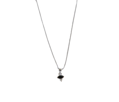 שרשרת MOL NECKLACE כסף, תליון אבן שחורה בצורת עין משובצת כסף עם 3 נקודות דקורטיביות. צילום תקריב מלפנים.