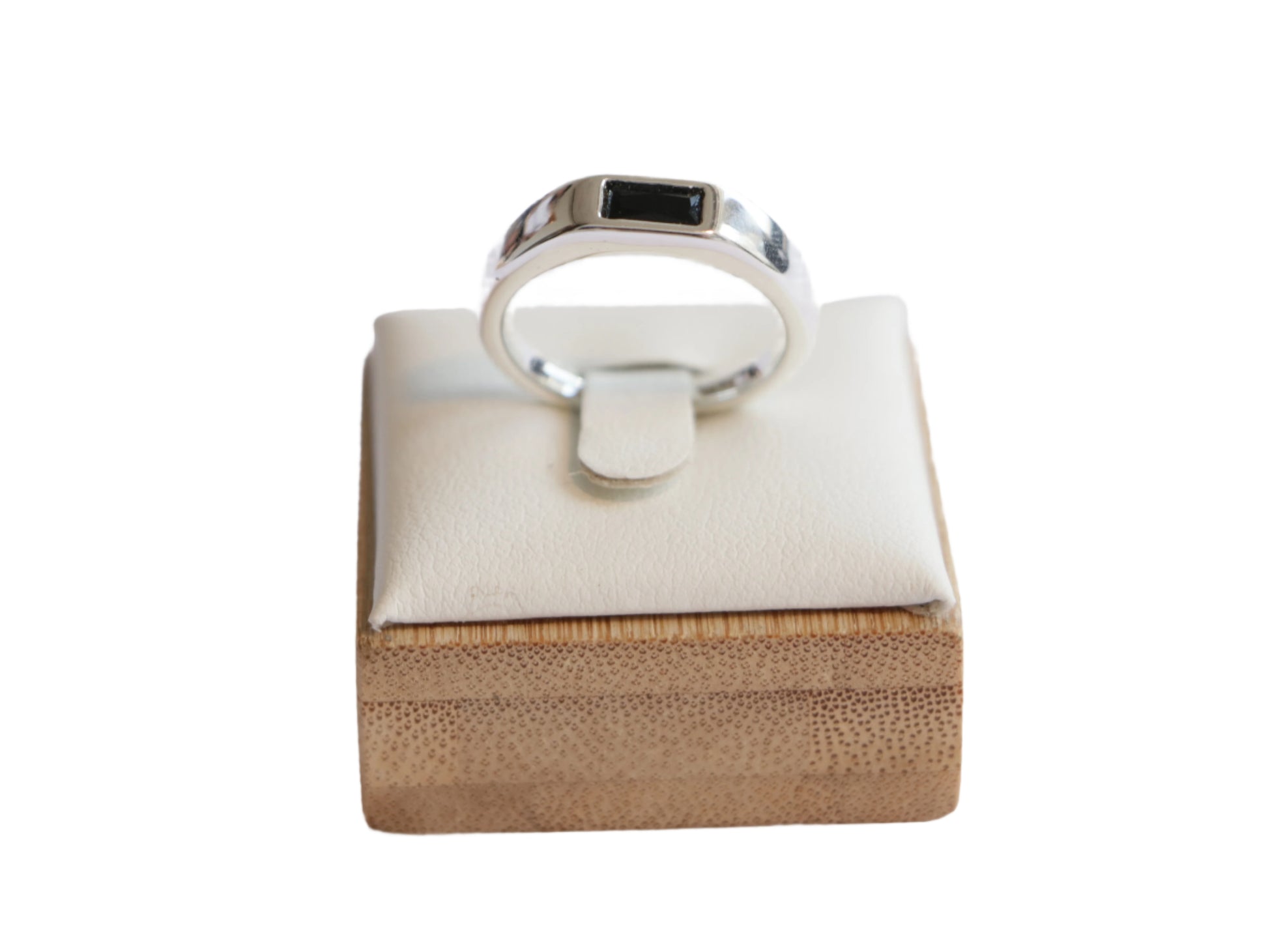 טבעת RAG RING כסף, אבן מלבנית שחורה, מוצגת בזווית חזיתית על מעמד תצוגה בהיר.