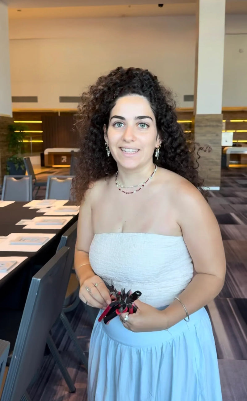 מעצבת התכשיטים לידור דדון – מנחת הסדנה