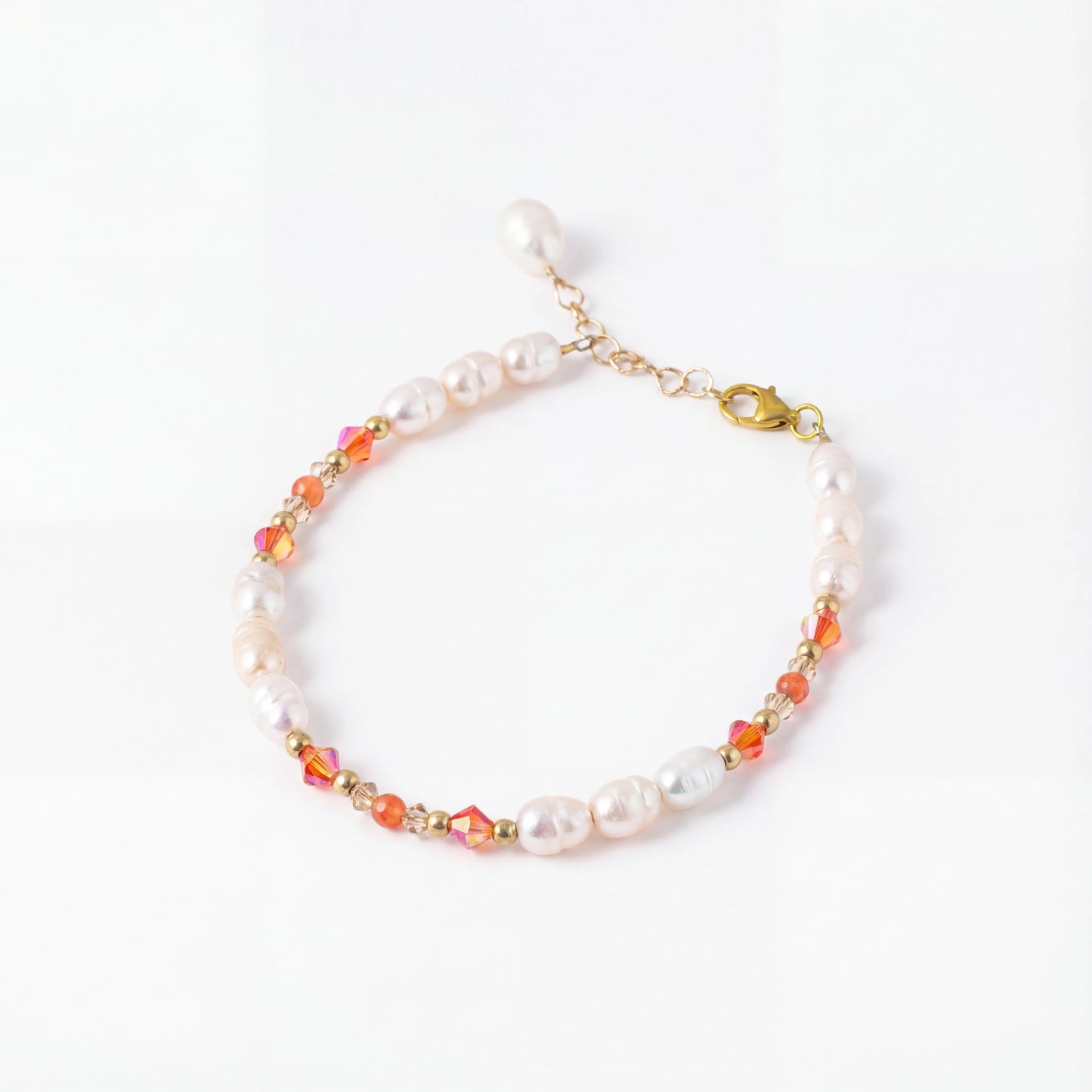 צמיד ALAMOR APROL GOLD יוקרתי בעבודת יד מבית Lidi, משלב פניני מים מתוקים, חרוזי סברובסקי בגווני אפרול ובז' וגולדפילד 14 קראט.