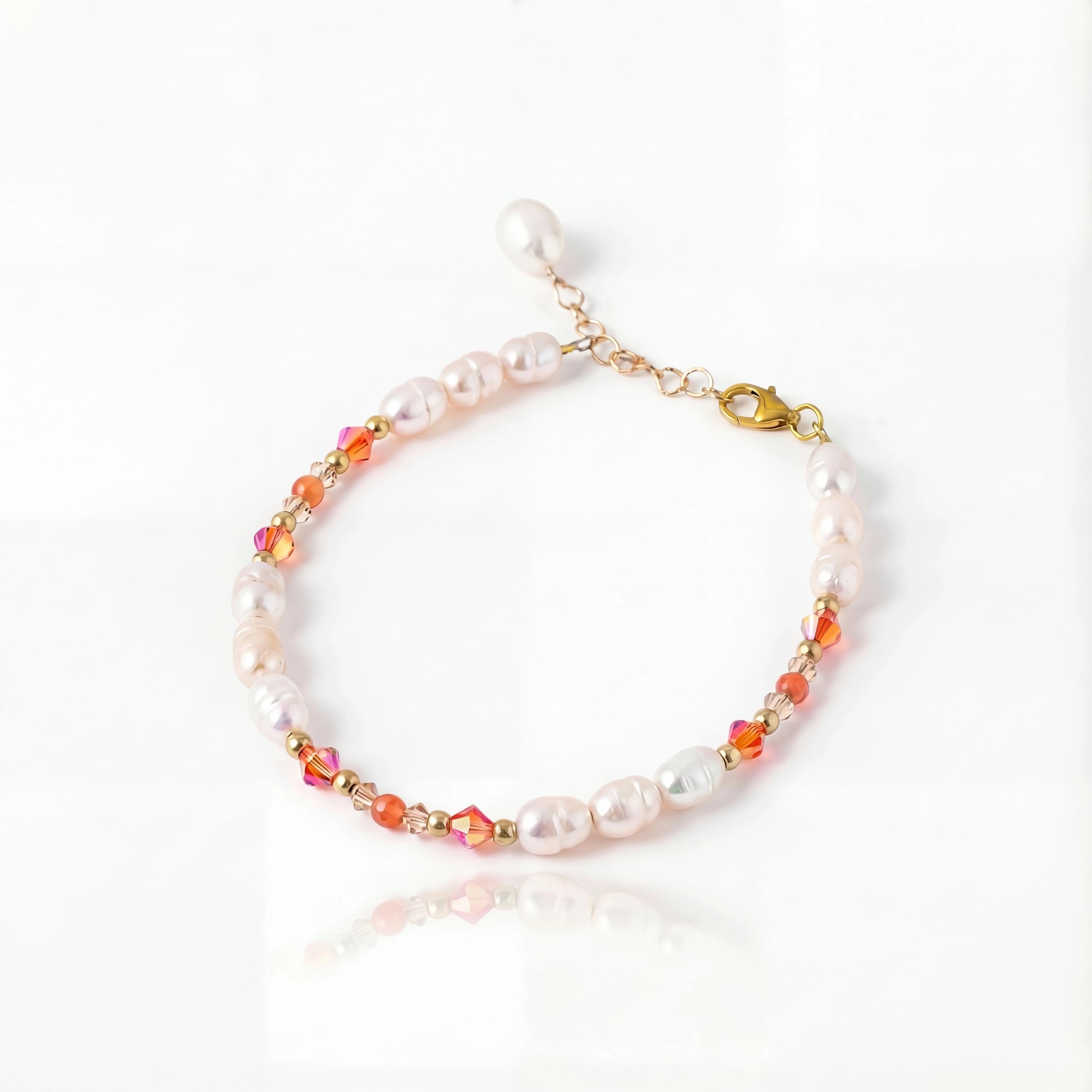 צמיד ALAMOR APROL GOLD יוקרתי מבית Lidi, משולב פניני מים מתוקים, חרוזי סברובסקי בגווני אפרול ובז', וגולדפילד 14 קראט. עבודת יד ישראלית מרהיבה.