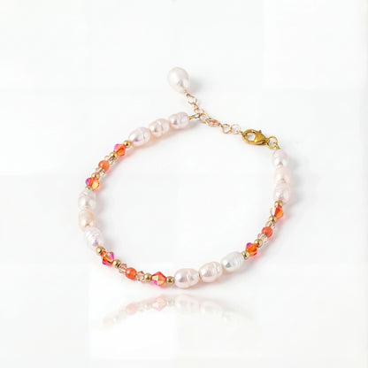 צמיד ALAMOR APROL GOLD יוקרתי מבית Lidi, משולב פניני מים מתוקים, חרוזי סברובסקי בגווני אפרול ובז', וגולדפילד 14 קראט. עבודת יד ישראלית מרהיבה.