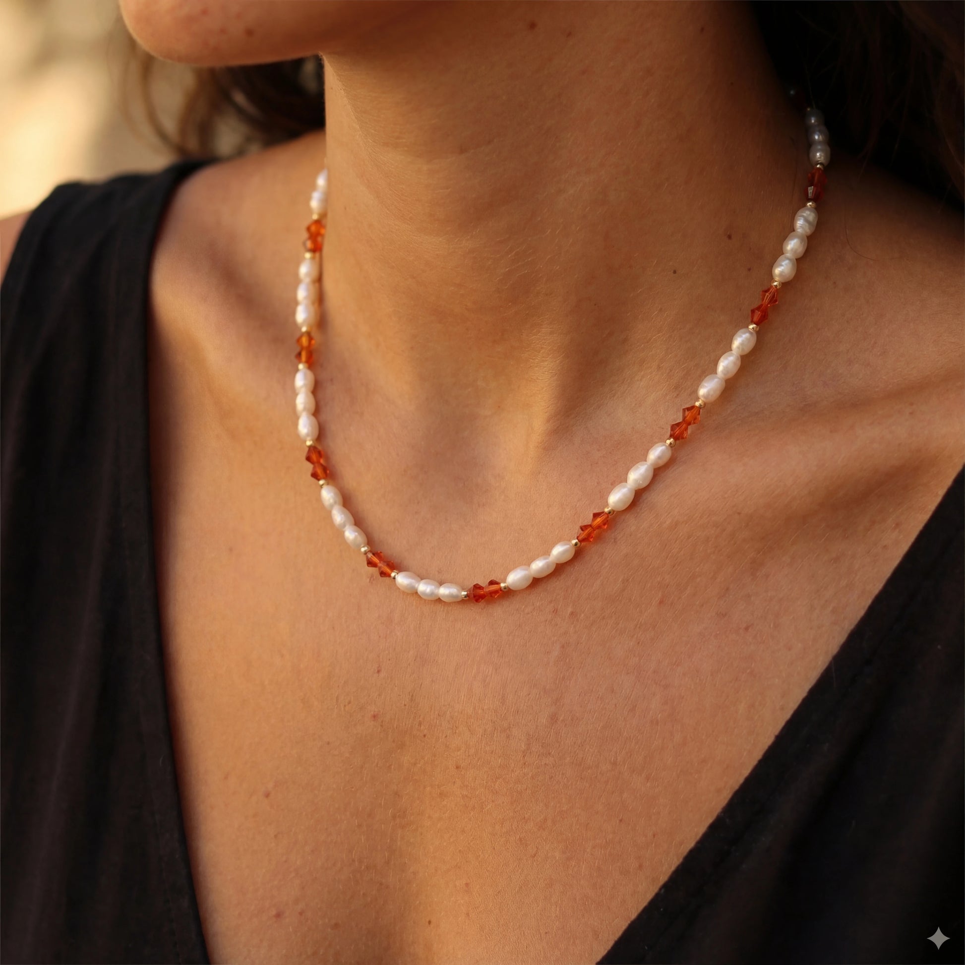 שרשרת ALAMOR APROL מהודרת של Lidi, משלבת פניני מים מתוקים, כסף 925 וחרוזי סברובסקי כתומים. עבודת יד יוקרתית ועמידה במים.