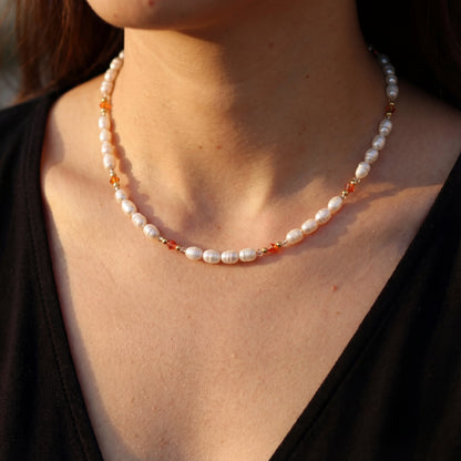 שרשרת ALAMOR APROL GOLD יוקרתית מבית Lidi עם פניני מים מתוקים, חרוזי Swarovski בצבעי אפרול שפריץ וגולדפילד 14 קראט.