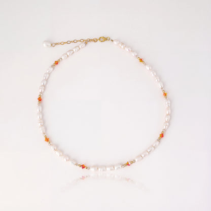 שרשרת ALAMOR APROL GOLD של Lidi עם פניני מים מתוקים, חרוזי סברובסקי בצבעי אפרול ובז' וחרוזי גולדפילד 14 קראט.