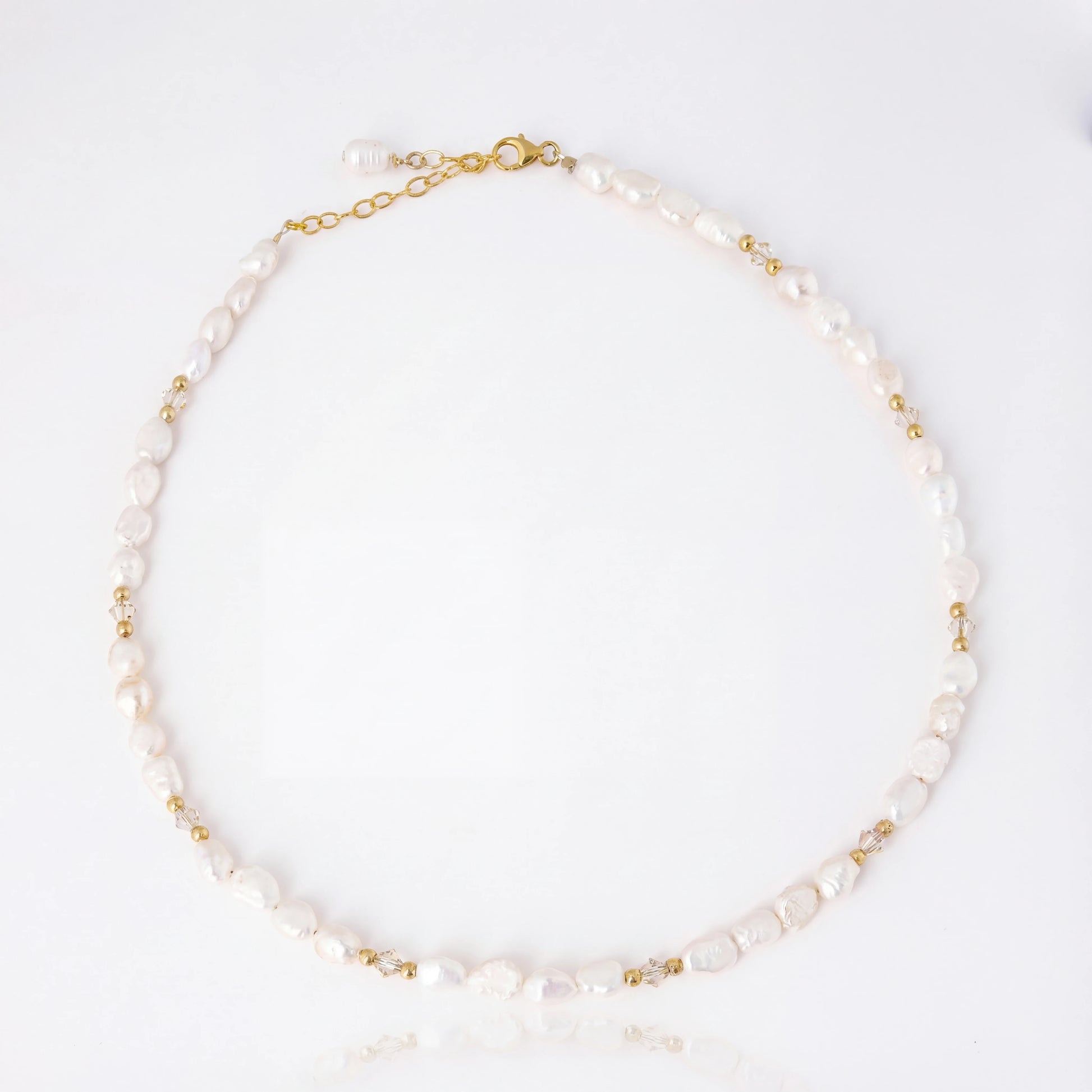 שרשרת ALAMOR BEIGE GOLD בעבודת יד של Lidi עם פניני מים מתוקים, חרוזי סברובסקי בז' וגולדפילד 14 קראט.